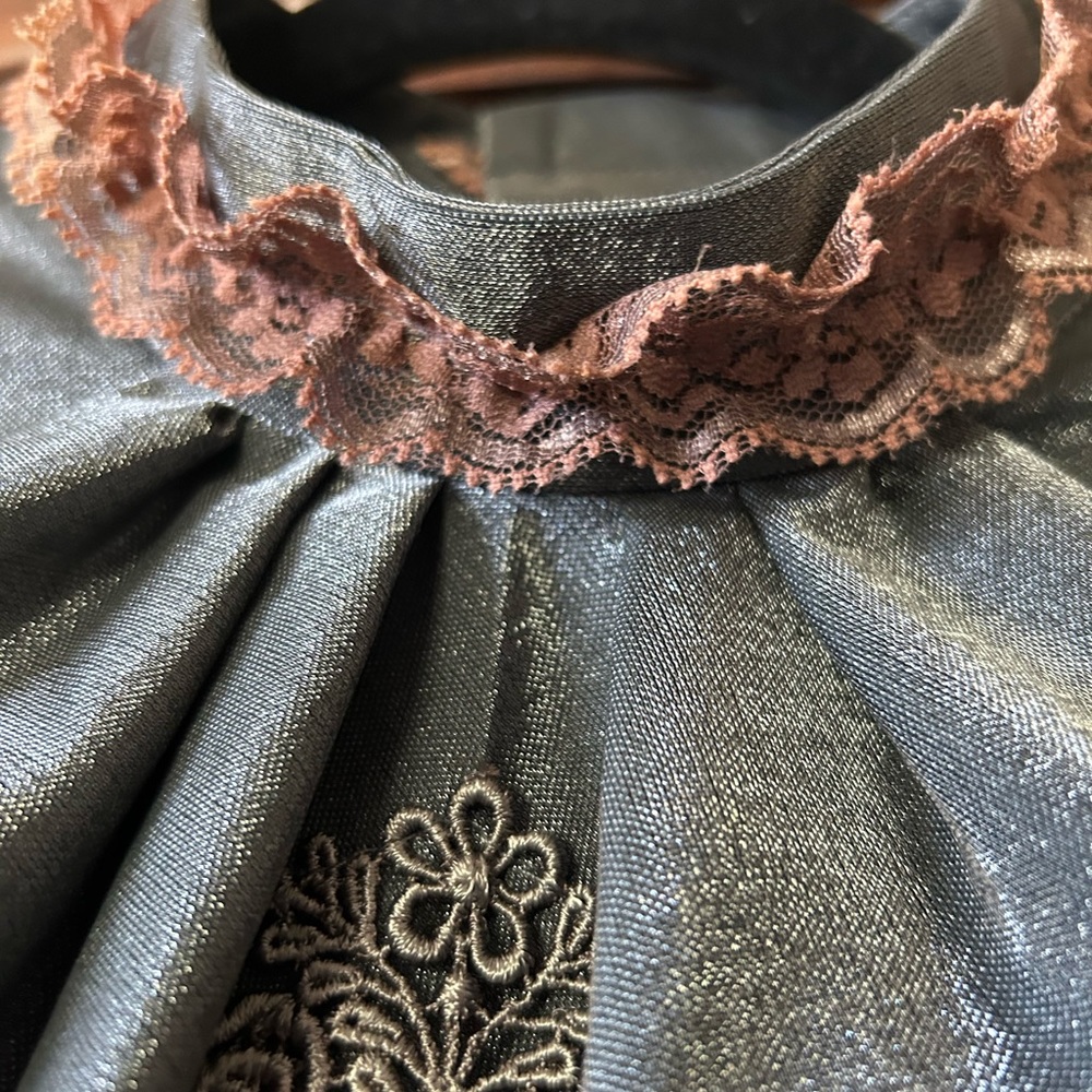 Red House Vintage Style Gray blouse with laced scalloped collar.Size 38 (Sm.4/6) - Picture 5 of 10